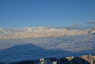 雪山云海壮丽风光