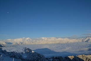 雪山壮丽蓝天美景