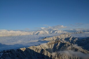 壮丽雪山远景