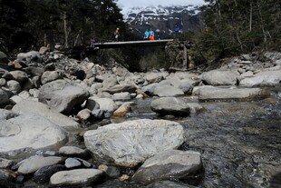山间石滩上的桥梁景象