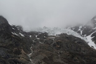 云雾缭绕的巍峨雪山