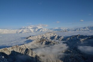 雪山云海壮丽高空景致