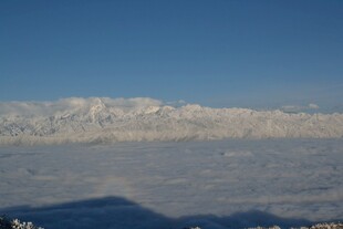 高空俯瞰连绵雪山美景