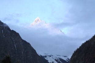 雪山云雾中的壮丽山峰