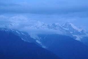 雪山远景 云雾缭绕之美