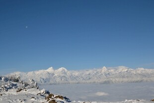 雪山云海蓝天壮丽景观
