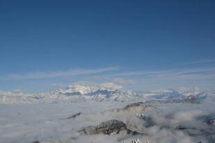 云海之上的壮丽雪山景观