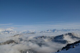 云海之上的壮丽雪山景观