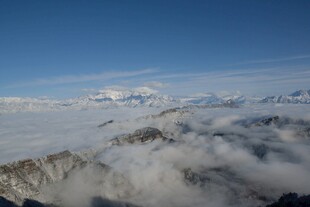 云海之上的壮丽山峦