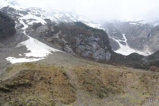 雪山下的崎岖山地景观
