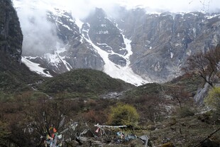 云雾缭绕的壮丽雪山景观