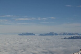 云海之上的远山美景