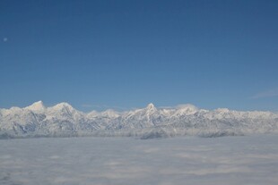 雪山远景 纯净蓝天之下