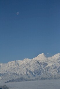 雪山蓝天 月挂天际