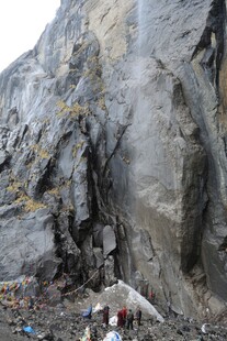 陡峭山壁下的户外场景