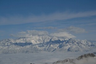 雪山云海壮丽景观
