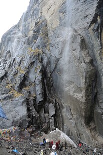 山间瀑布下的露营场景