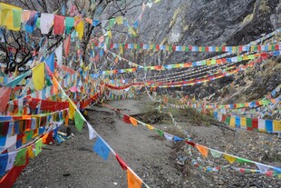 山间经幡飘动的美丽景象