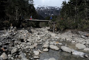 山间溪流与碎石景观