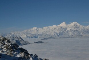 雪山云海壮丽景观