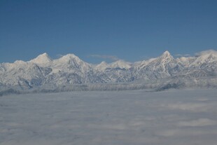 雪山云海壮丽景观
