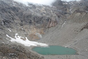 山间幽蓝湖泊与冰雪