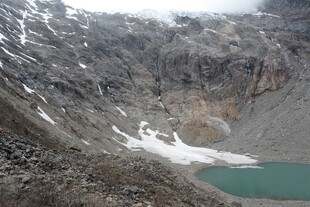 高山间的碧绿湖泊