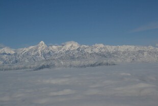 云端之上的壮丽雪山景观
