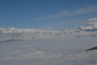 雪山云海壮丽景观