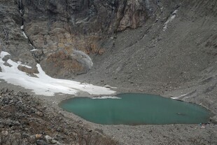 山间碧湖 冰雪相伴