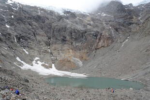 高山间的幽蓝湖泊