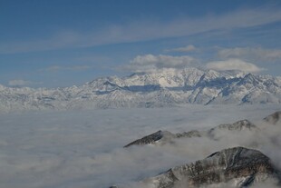 云海之上的巍峨雪山