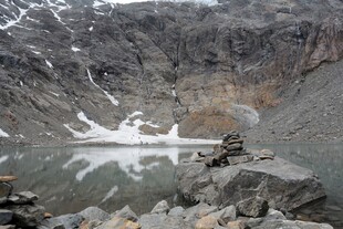 山间湖泊与残雪景观