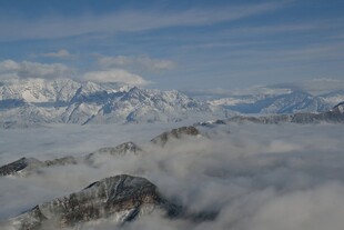 雪山云海壮丽景观