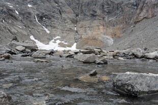 山间溪流与岩石景观