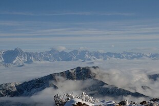 雪山云海壮丽景观