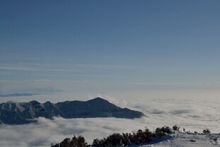 云海之上的壮丽山峦