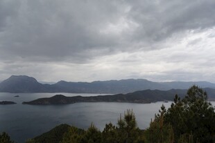 阴云下的山水风光