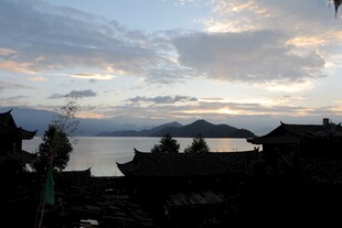 湖畔古建筑映晚霞美景