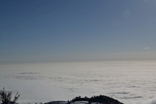 云海之上的壮阔天空