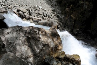 山间瀑布岩石美景
