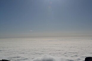 云海之上的澄澈蓝天