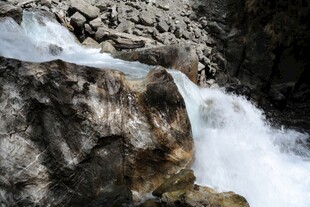 山间飞瀑 灵动自然之景