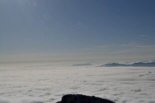 云海之上的壮阔天际