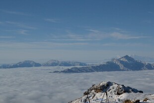 云海之上的巍峨雪山