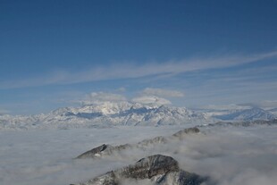 云海之上的壮丽雪山景观