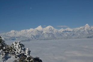 雪山云海壮丽景观