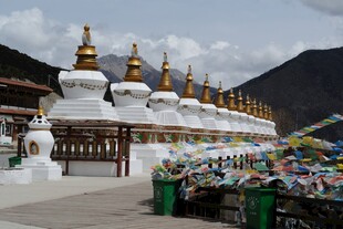 藏区白塔与五彩经幡景观