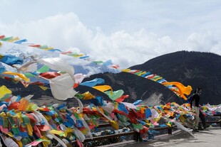 五彩经幡飘扬于山间