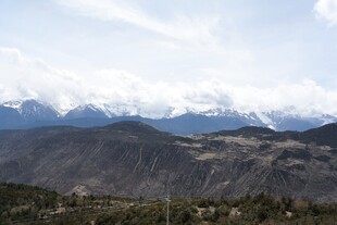 壮丽雪山下的连绵山脉